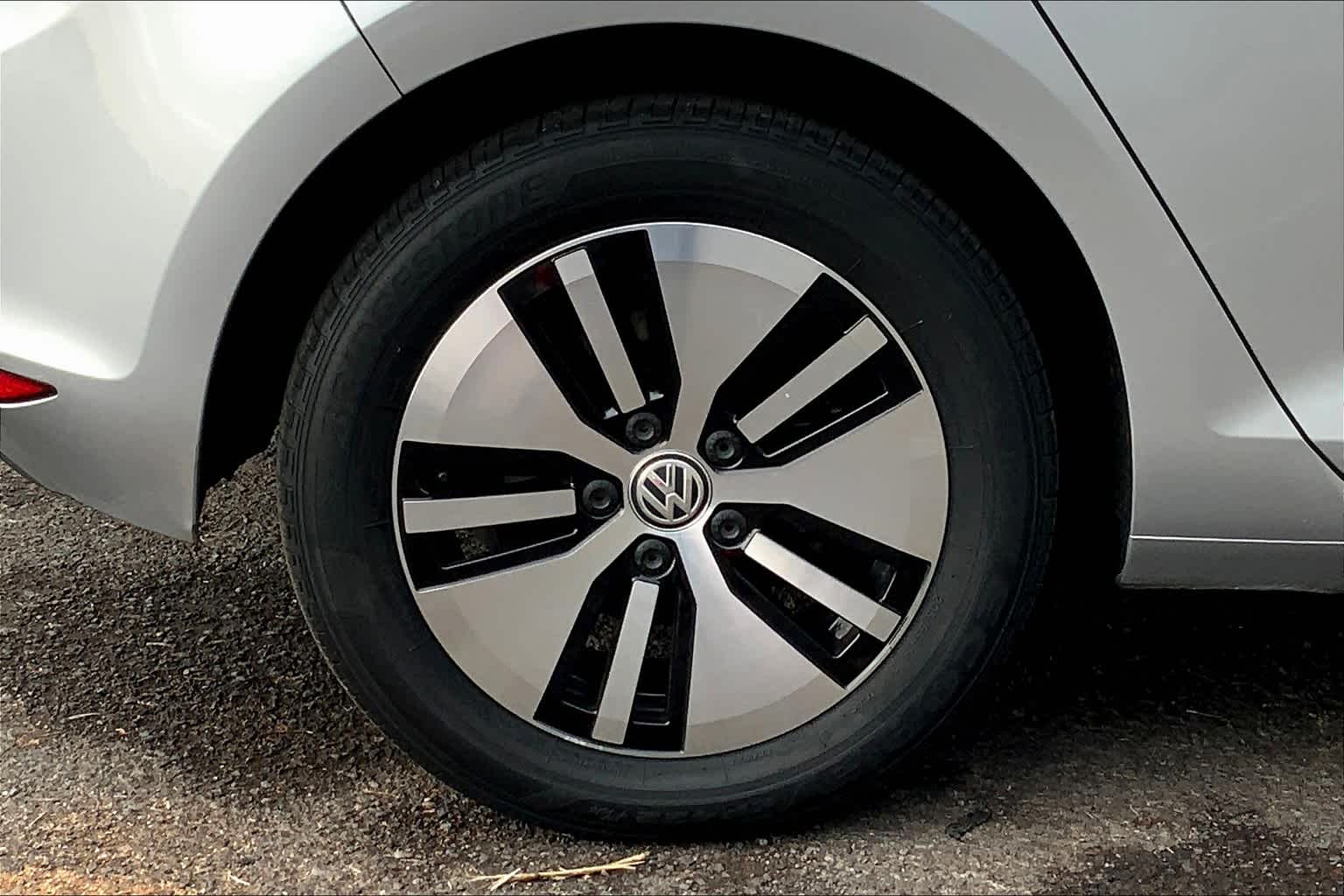 Thumbnail: 2016 Volkswagen e-Golf - 35