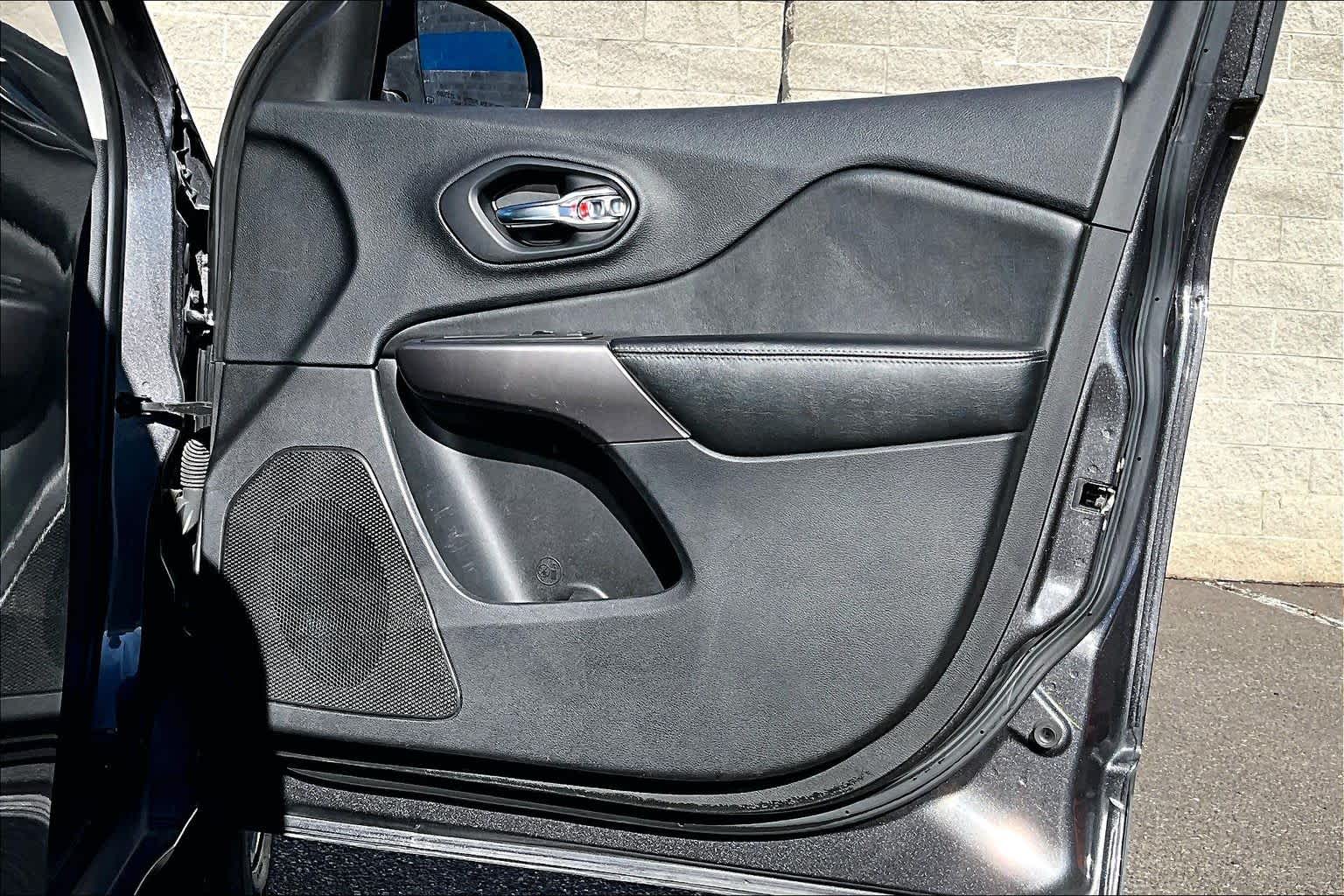 Thumbnail: 2019 Jeep Cherokee - 28