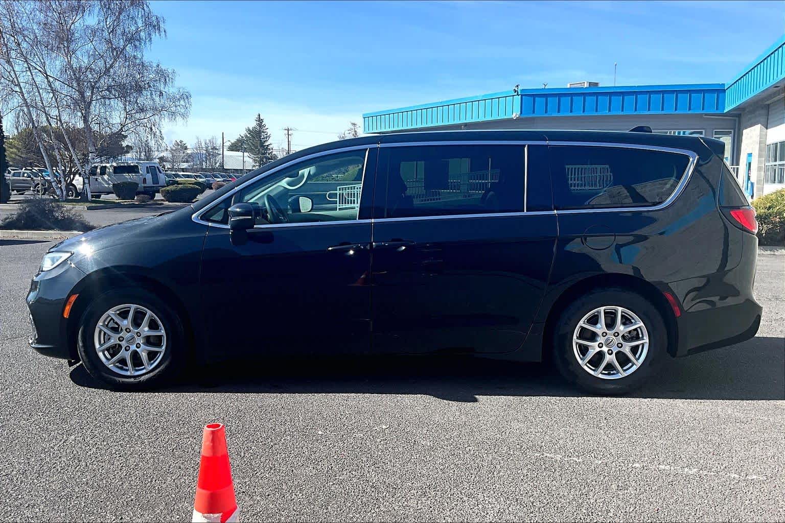 Thumbnail: 2023 Chrysler Pacifica - 3