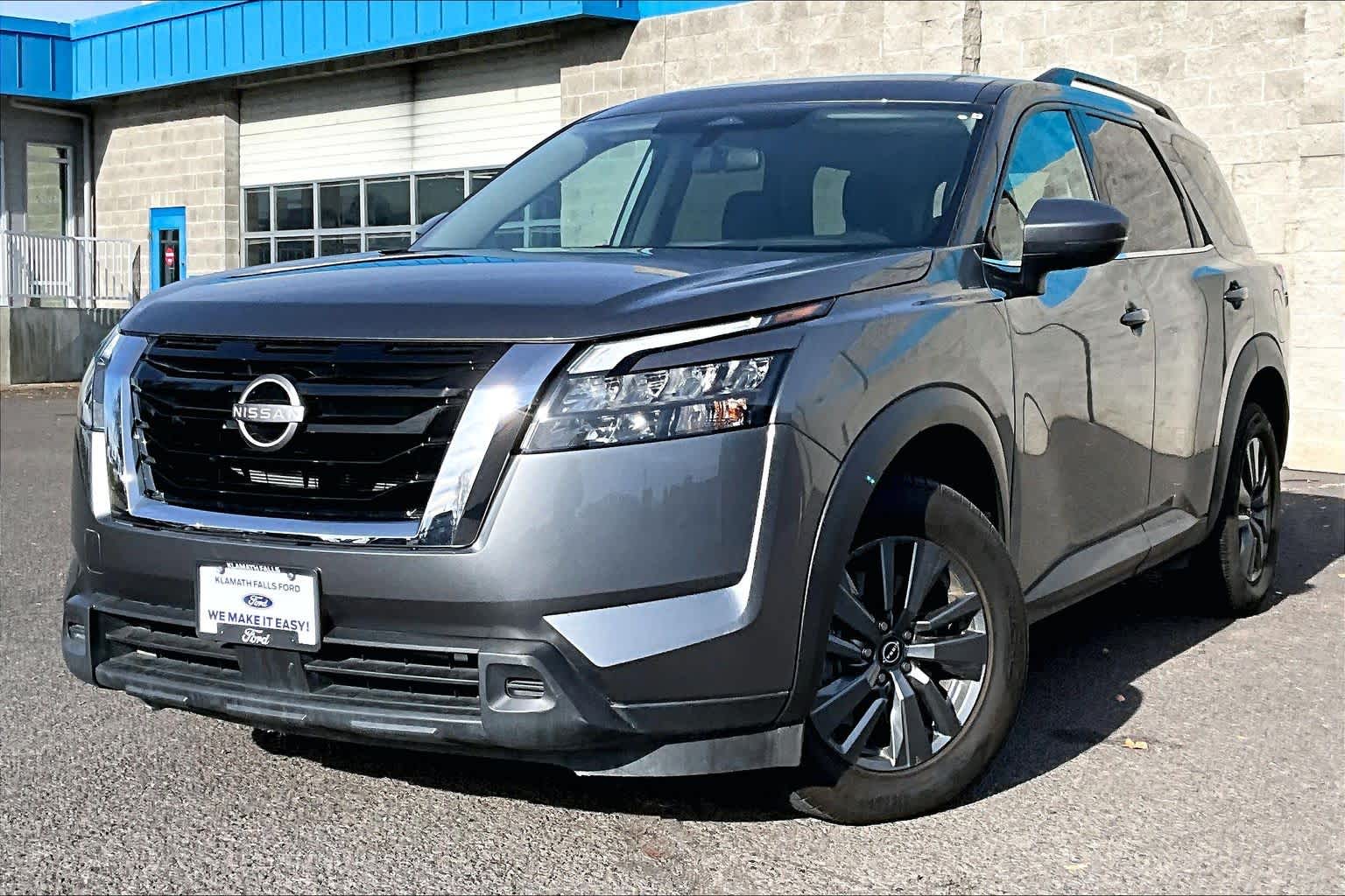2023 Nissan Pathfinder SV's photo