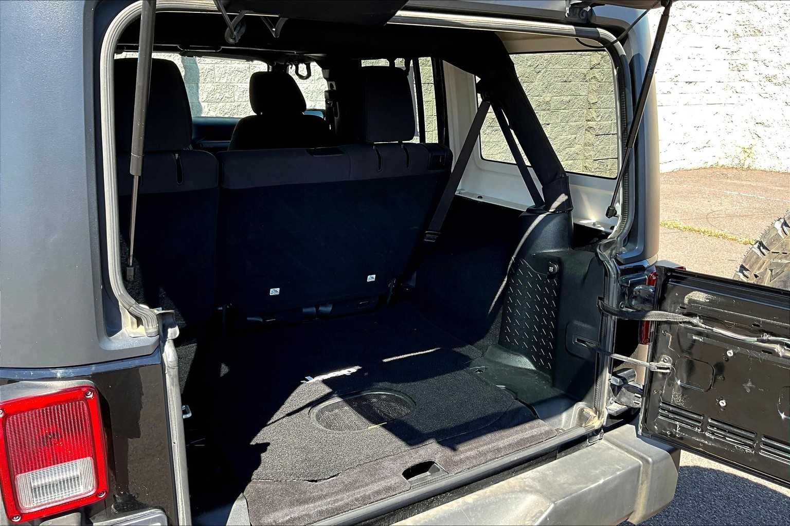 Thumbnail: 2017 Jeep Wrangler - 18