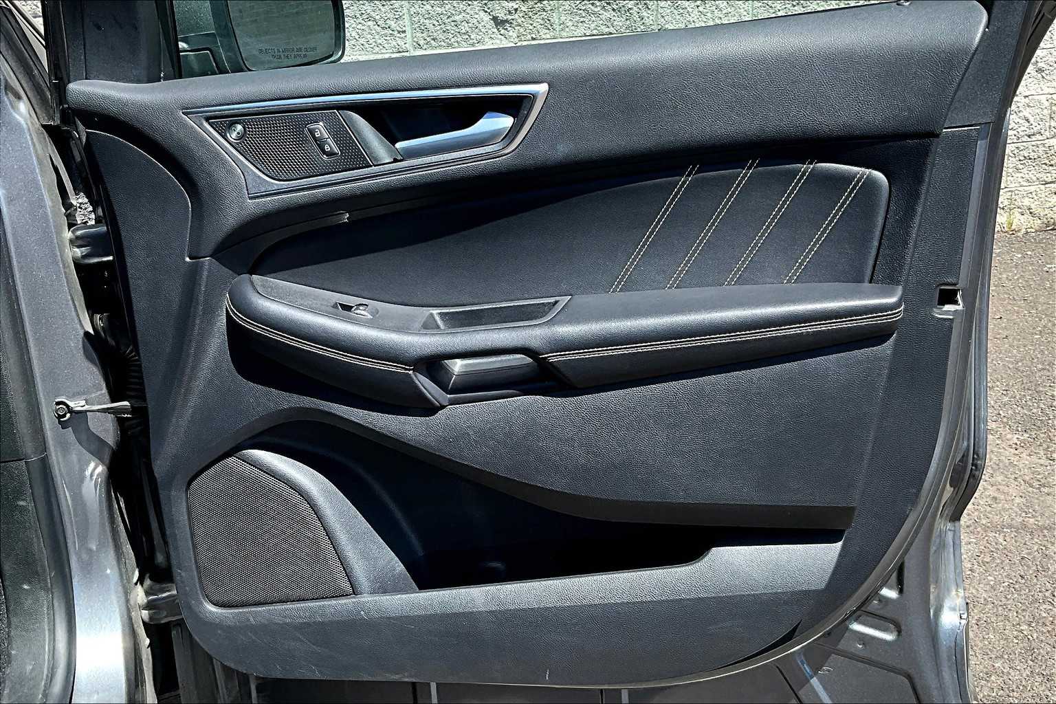 2022 Ford Edge ST 28