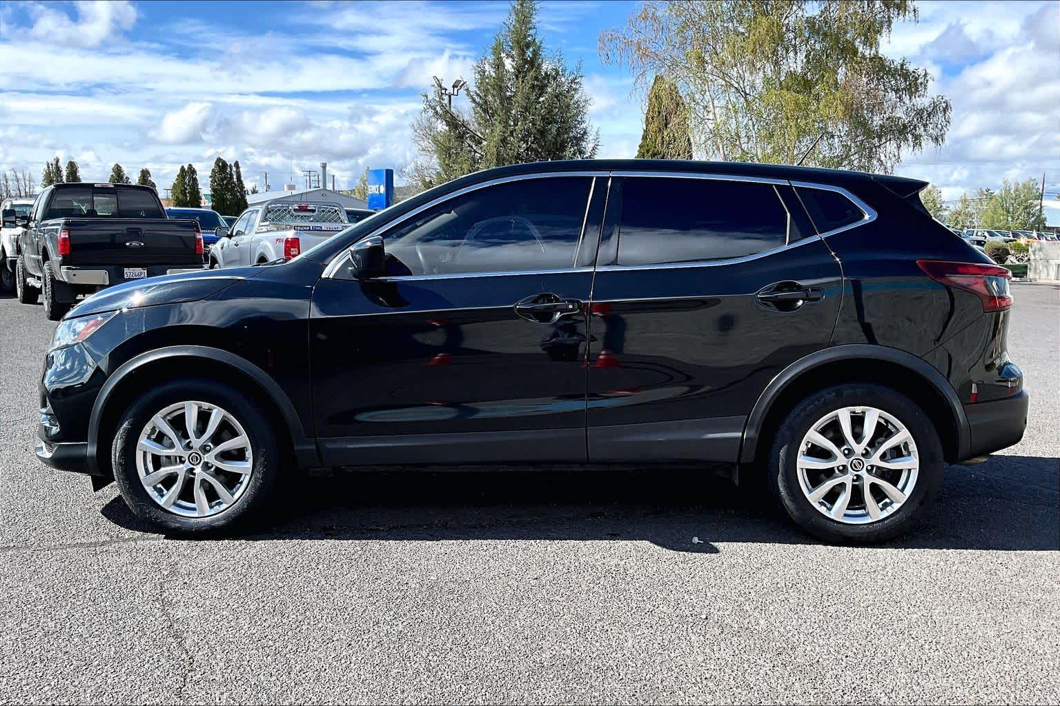 Thumbnail: 2021 Nissan Rogue Sport - 3