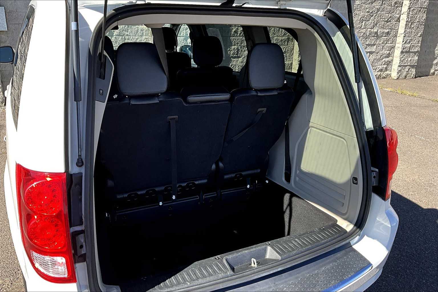 Thumbnail: 2017 Dodge Grand Caravan - 18
