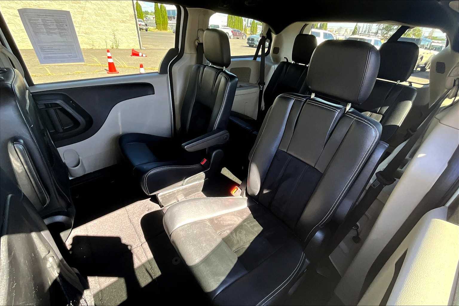 Thumbnail: 2017 Dodge Grand Caravan - 29