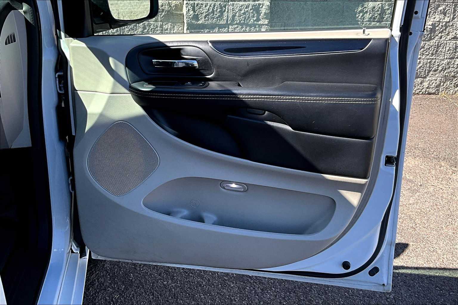 Thumbnail: 2017 Dodge Grand Caravan - 28