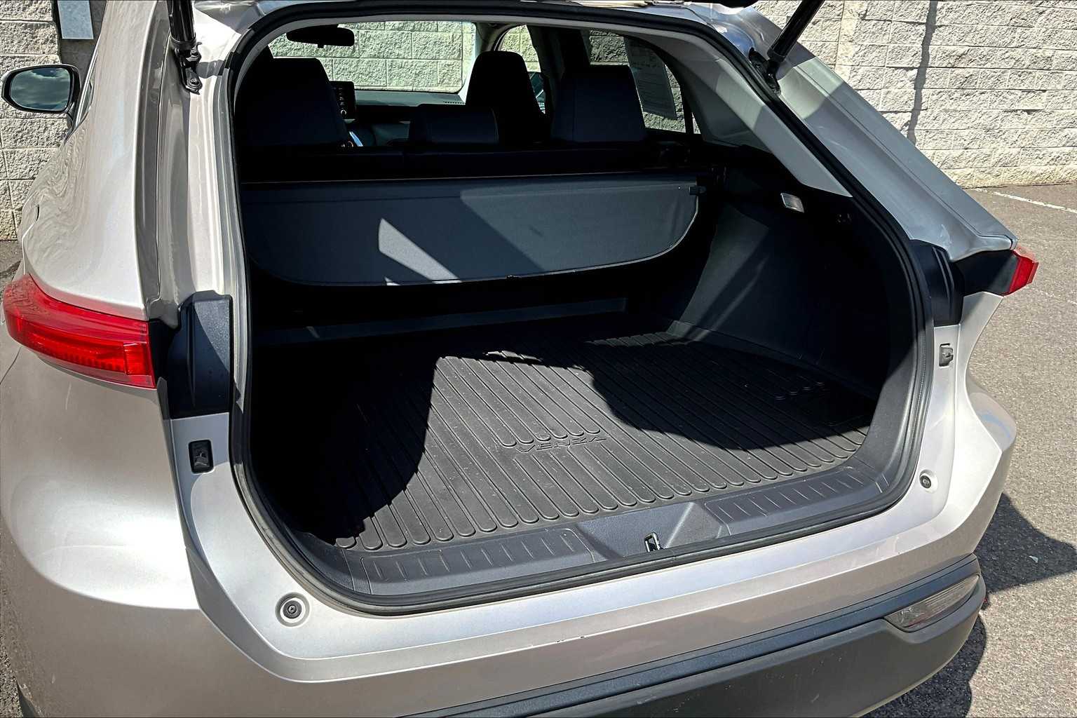 2022 Toyota Venza LE 18