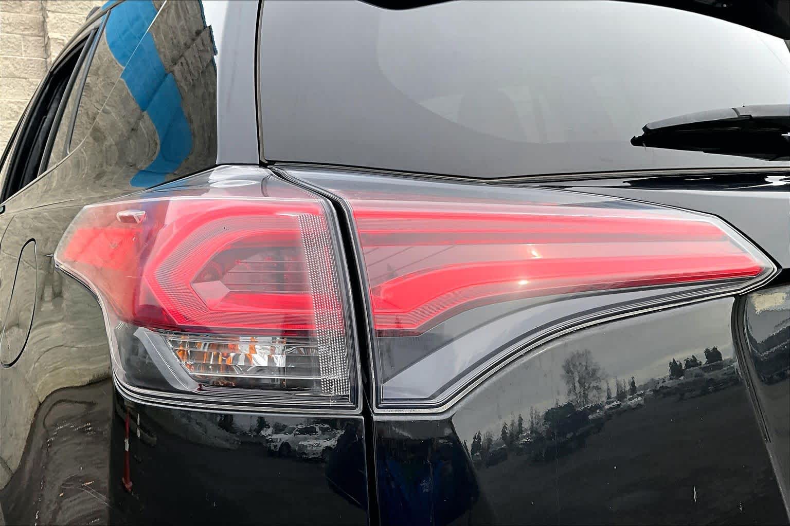 Thumbnail: 2017 Toyota RAV4 - 32