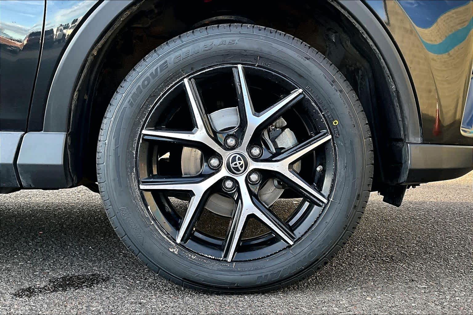 Thumbnail: 2017 Toyota RAV4 - 34