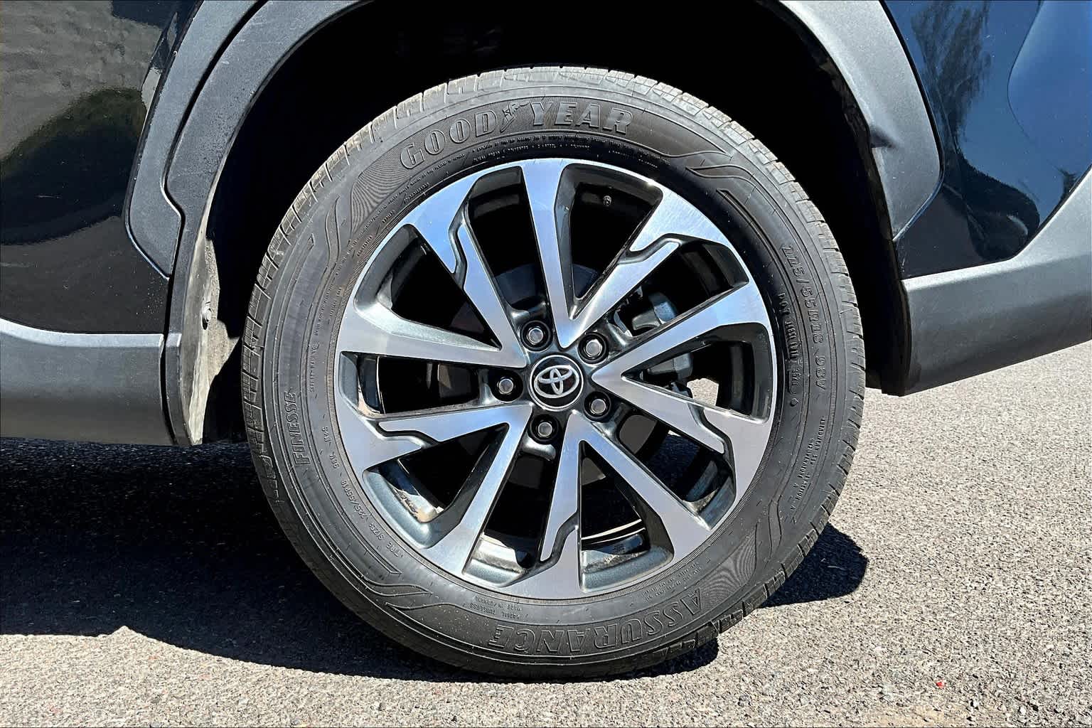 2023 Toyota Corolla Cross XLE 35