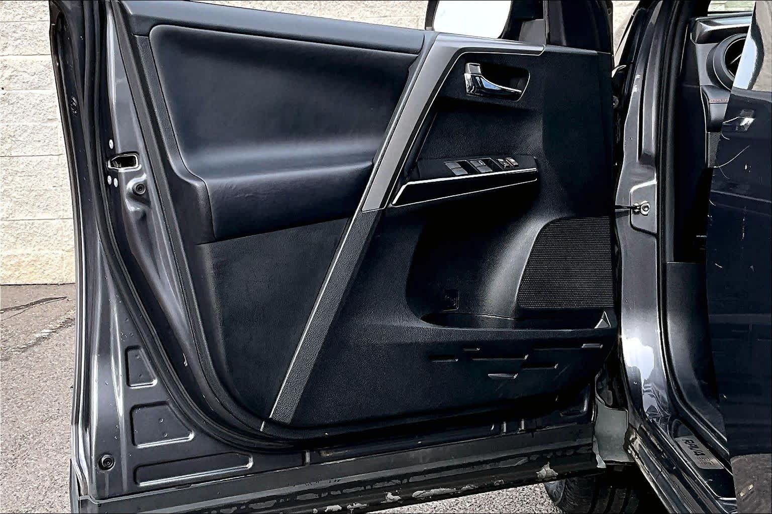 Thumbnail: 2016 Toyota RAV4 - 27