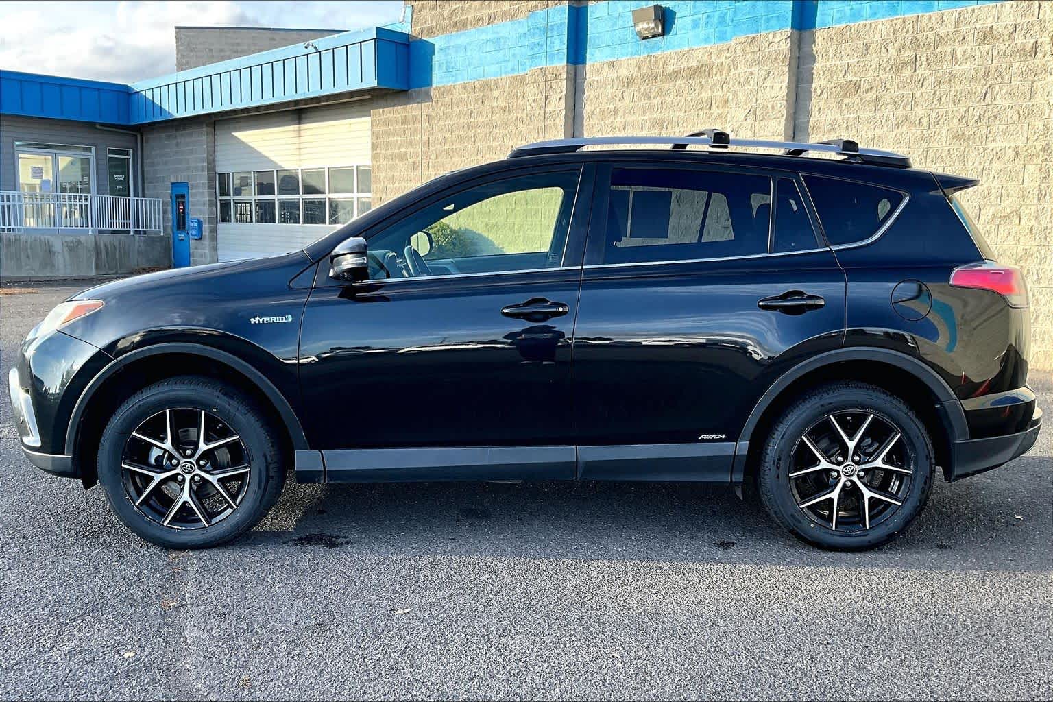 Thumbnail: 2017 Toyota RAV4 - 3