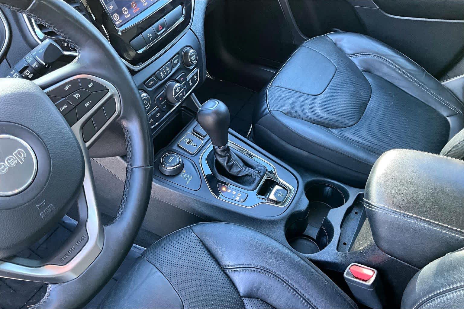 Thumbnail: 2019 Jeep Cherokee - 16