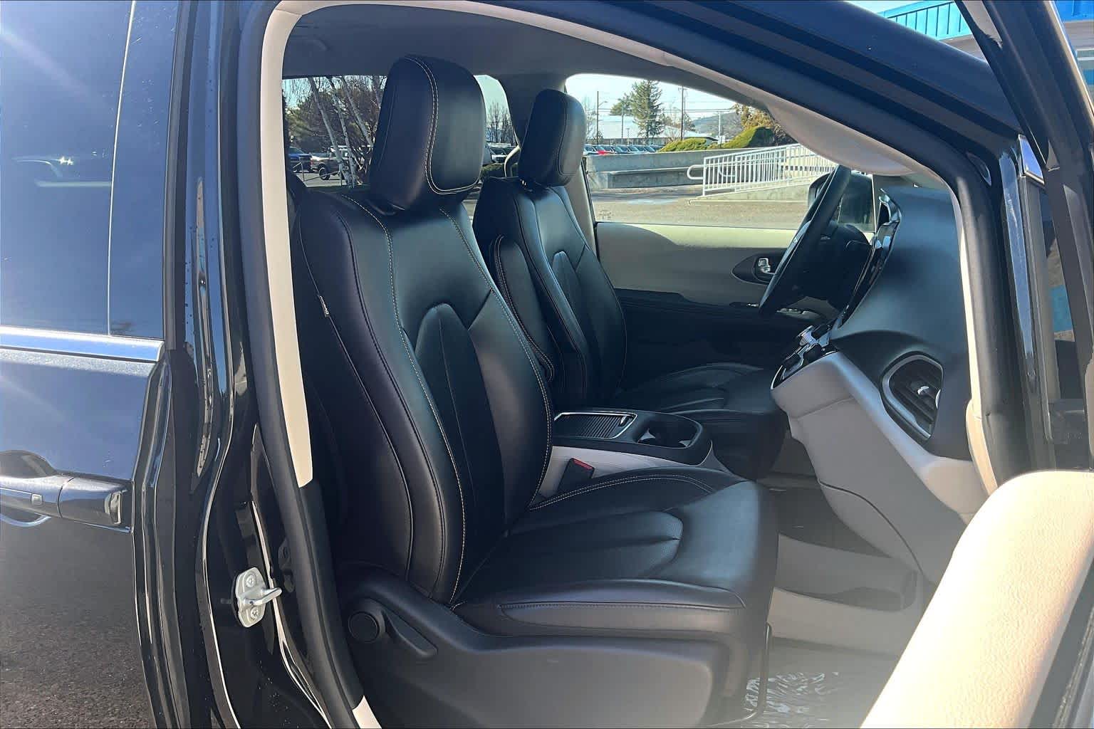 Thumbnail: 2023 Chrysler Pacifica - 13