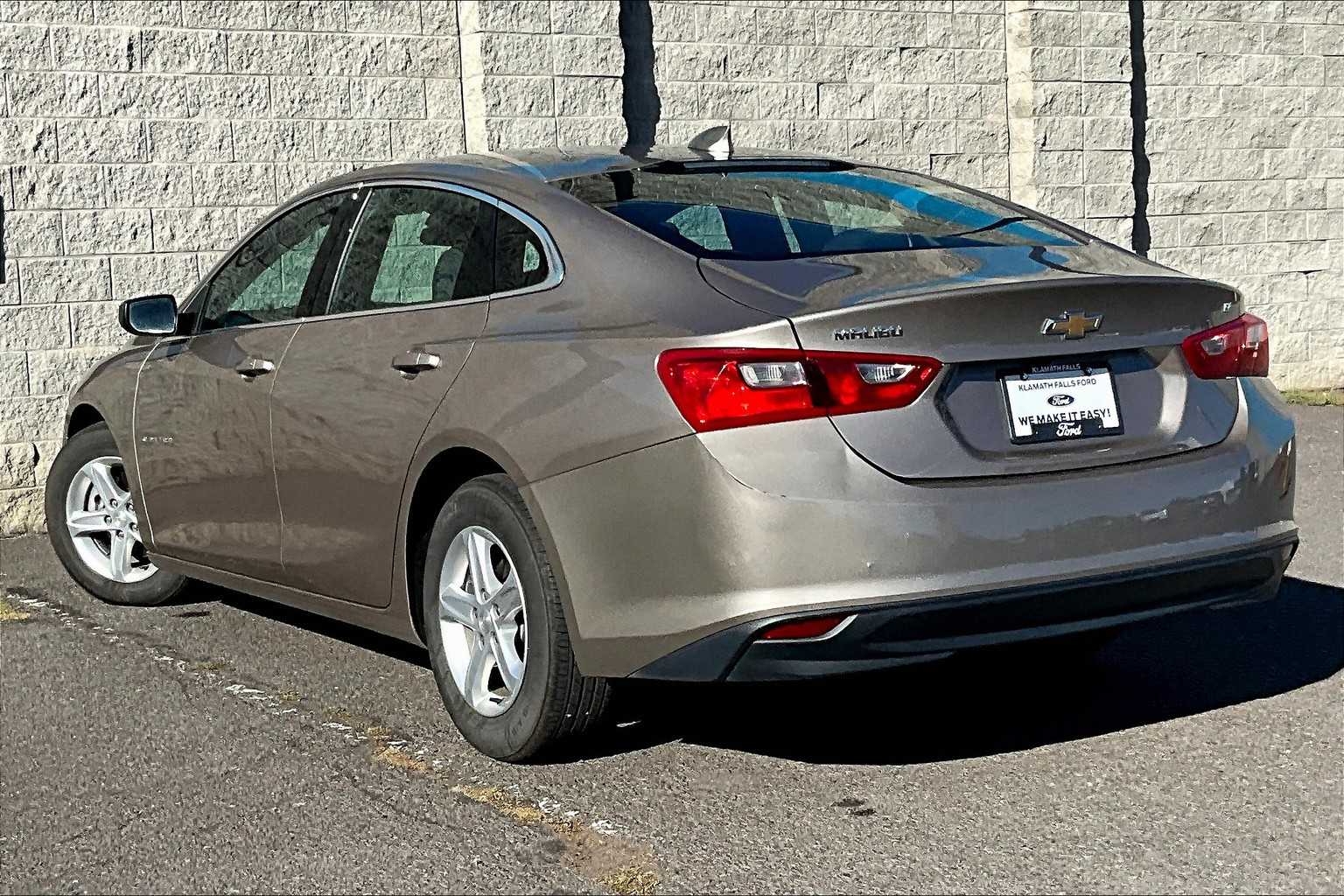 Thumbnail: 2023 Chevrolet Malibu - 4