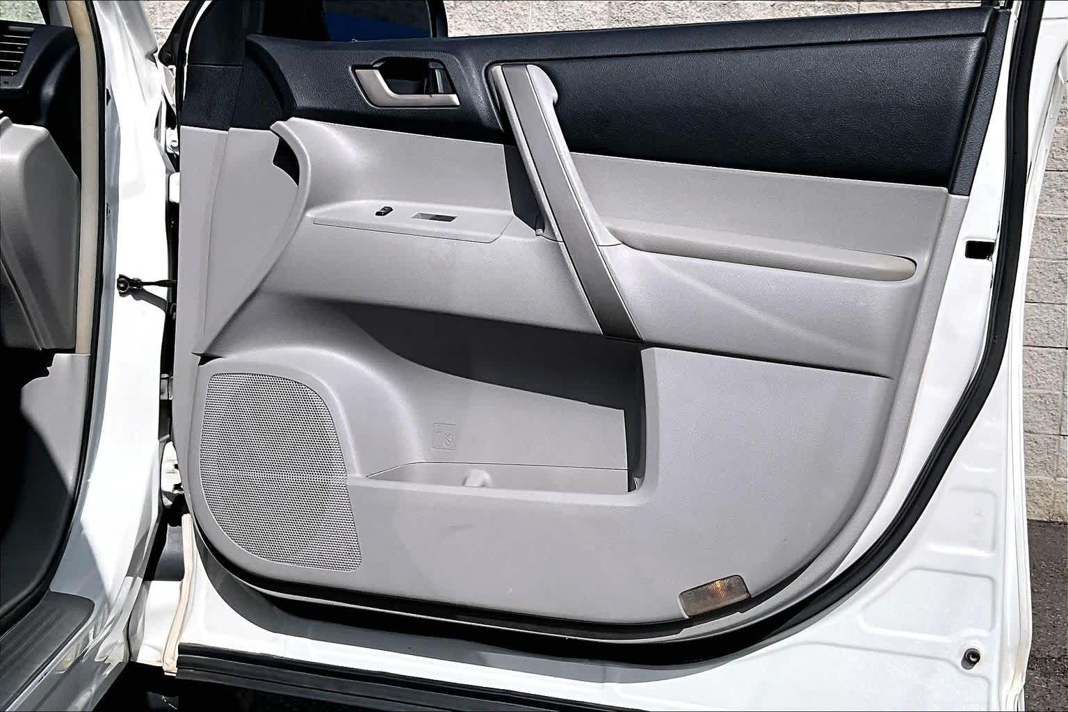 Thumbnail: 2010 Toyota Highlander - 28