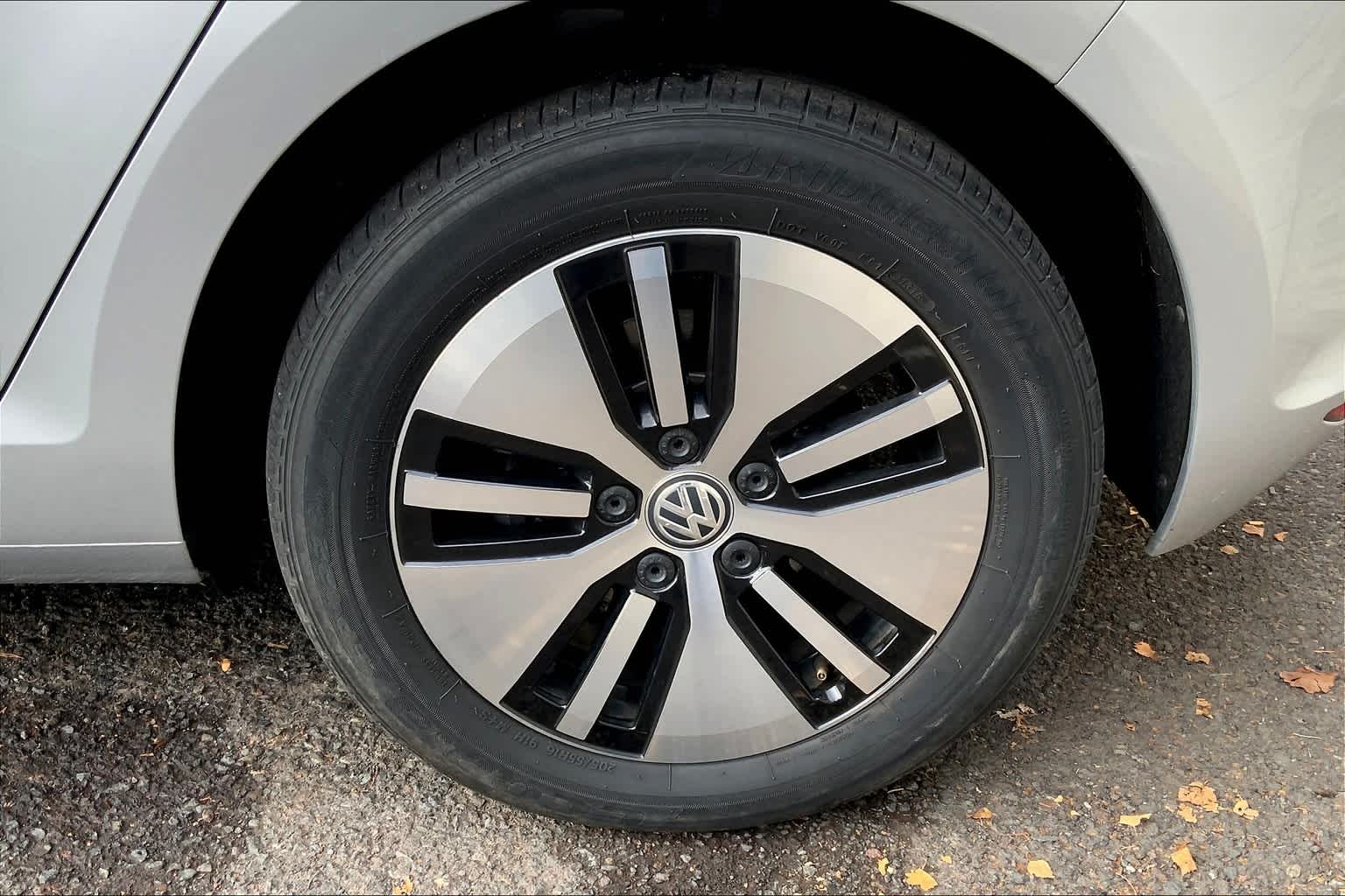 Thumbnail: 2016 Volkswagen e-Golf - 34