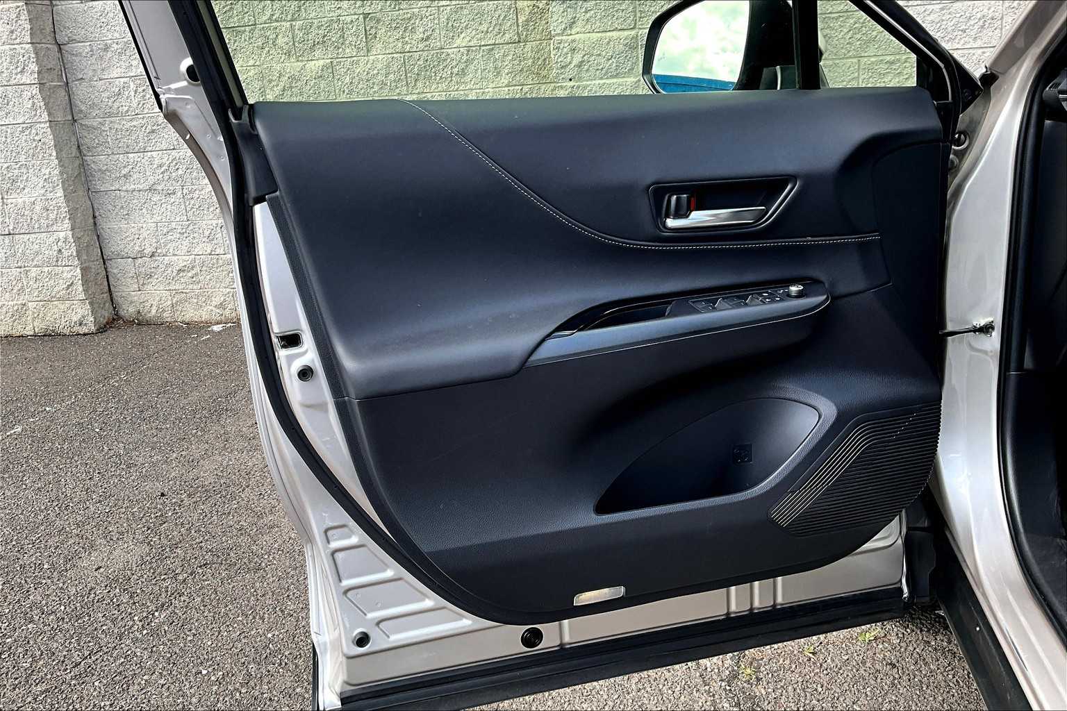 2022 Toyota Venza LE 27
