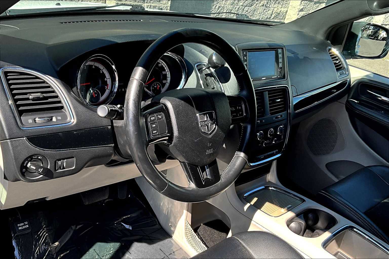 Thumbnail: 2017 Dodge Grand Caravan - 2