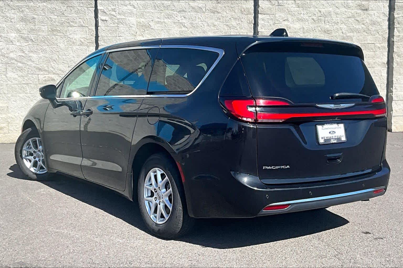 Thumbnail: 2023 Chrysler Pacifica - 4