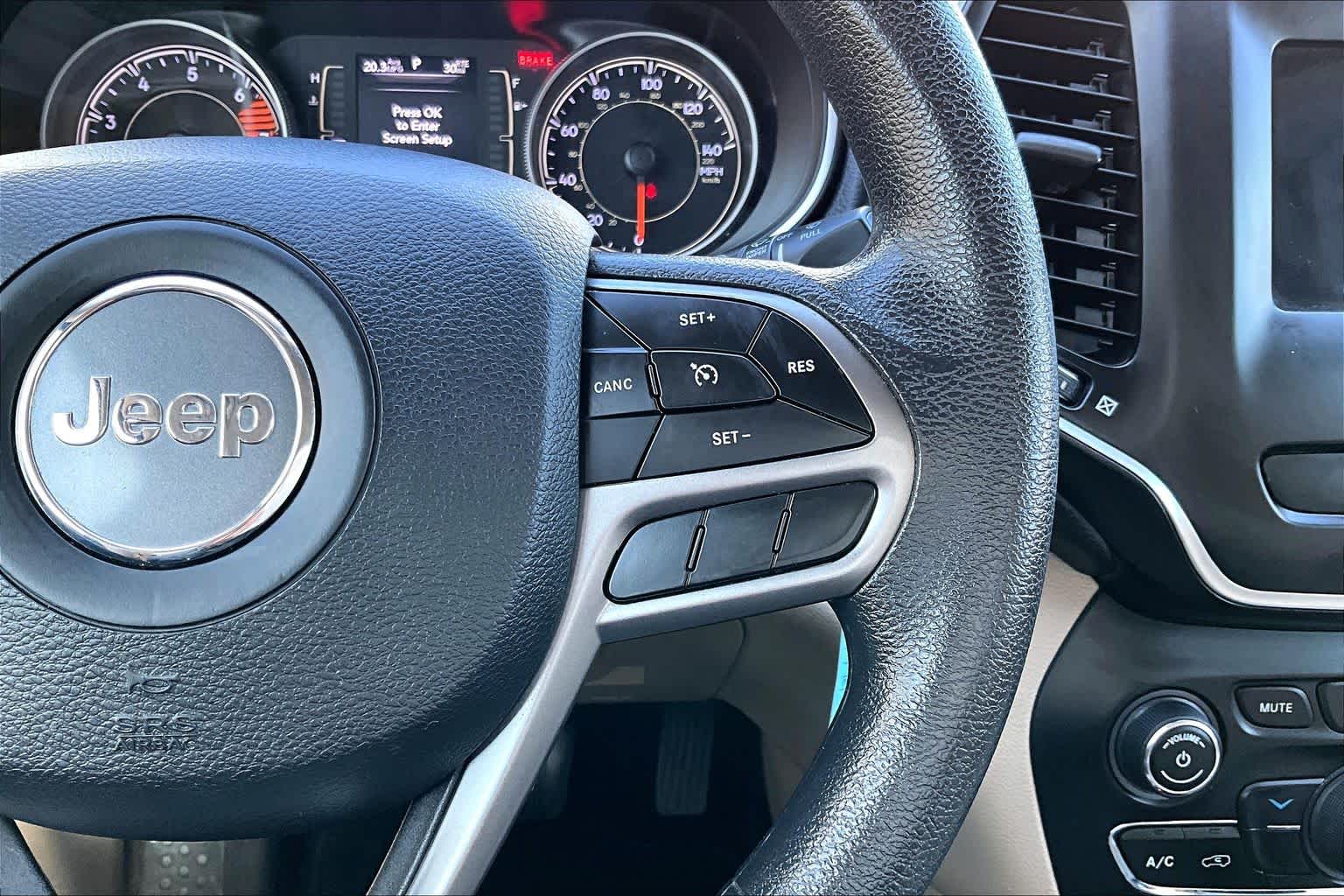 Thumbnail: 2019 Jeep Cherokee - 25