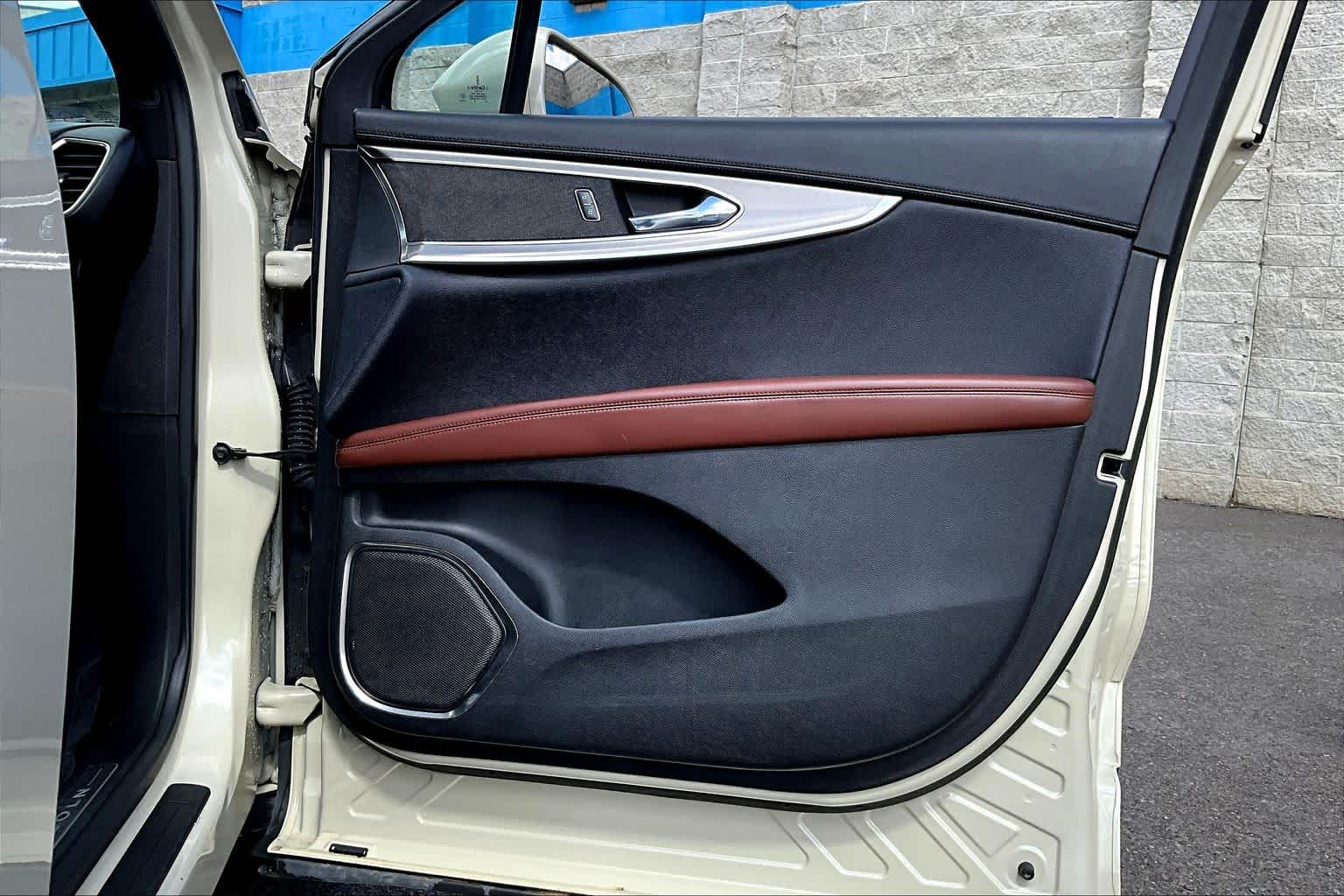 Thumbnail: 2016 Lincoln MKX - 28