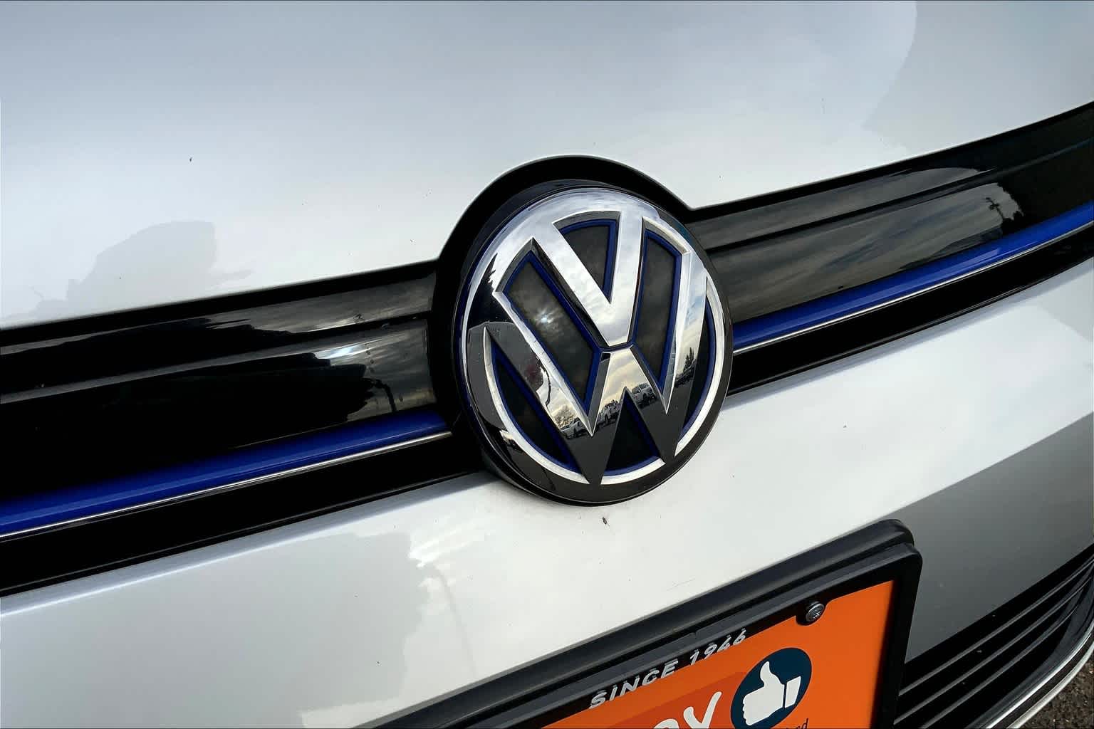 Thumbnail: 2016 Volkswagen e-Golf - 32