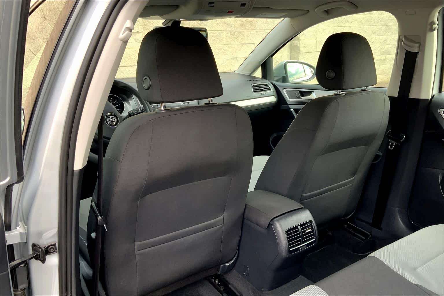 Thumbnail: 2016 Volkswagen e-Golf - 12