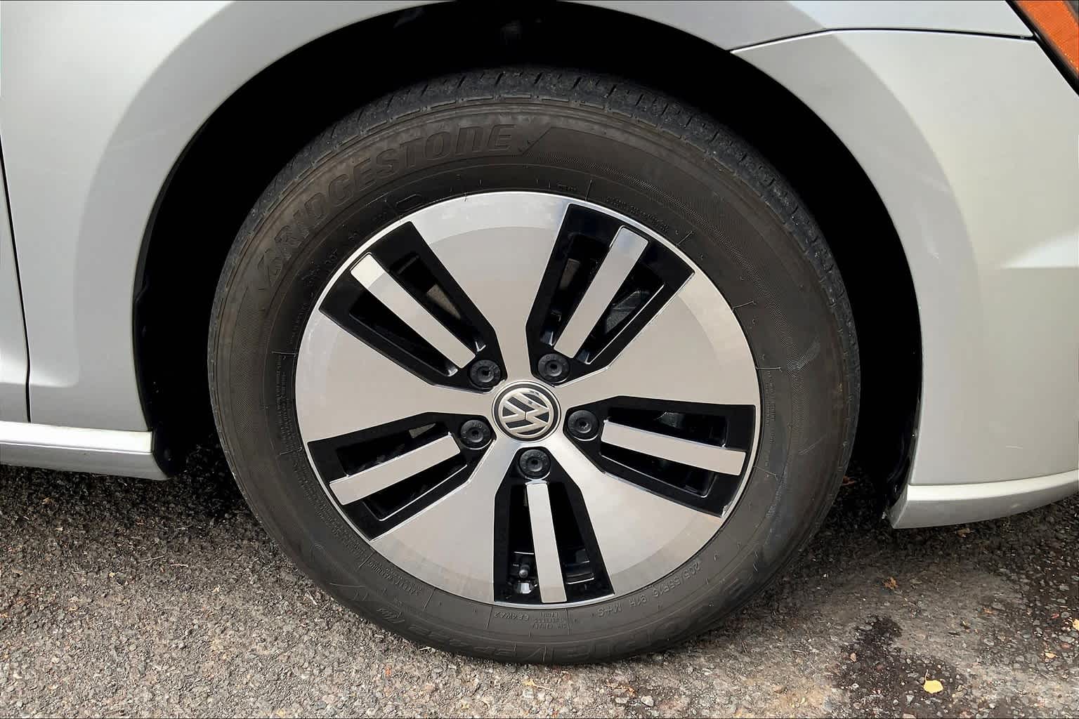 Thumbnail: 2016 Volkswagen e-Golf - 33