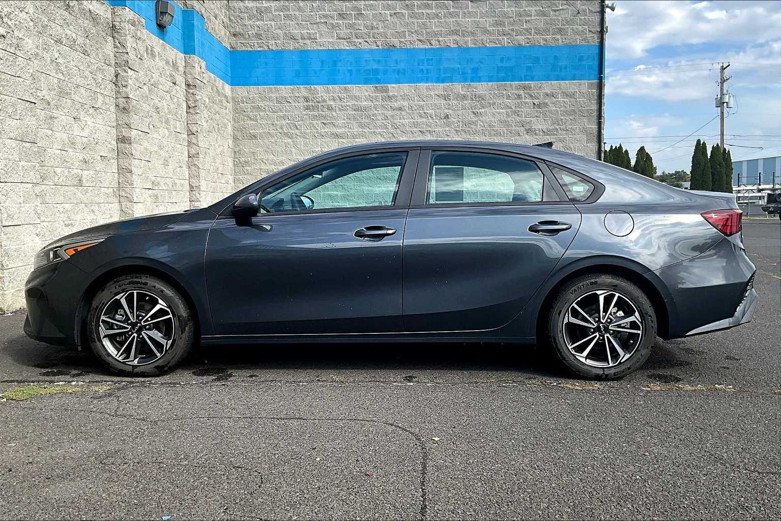 Thumbnail: 2023 Kia Forte - 3