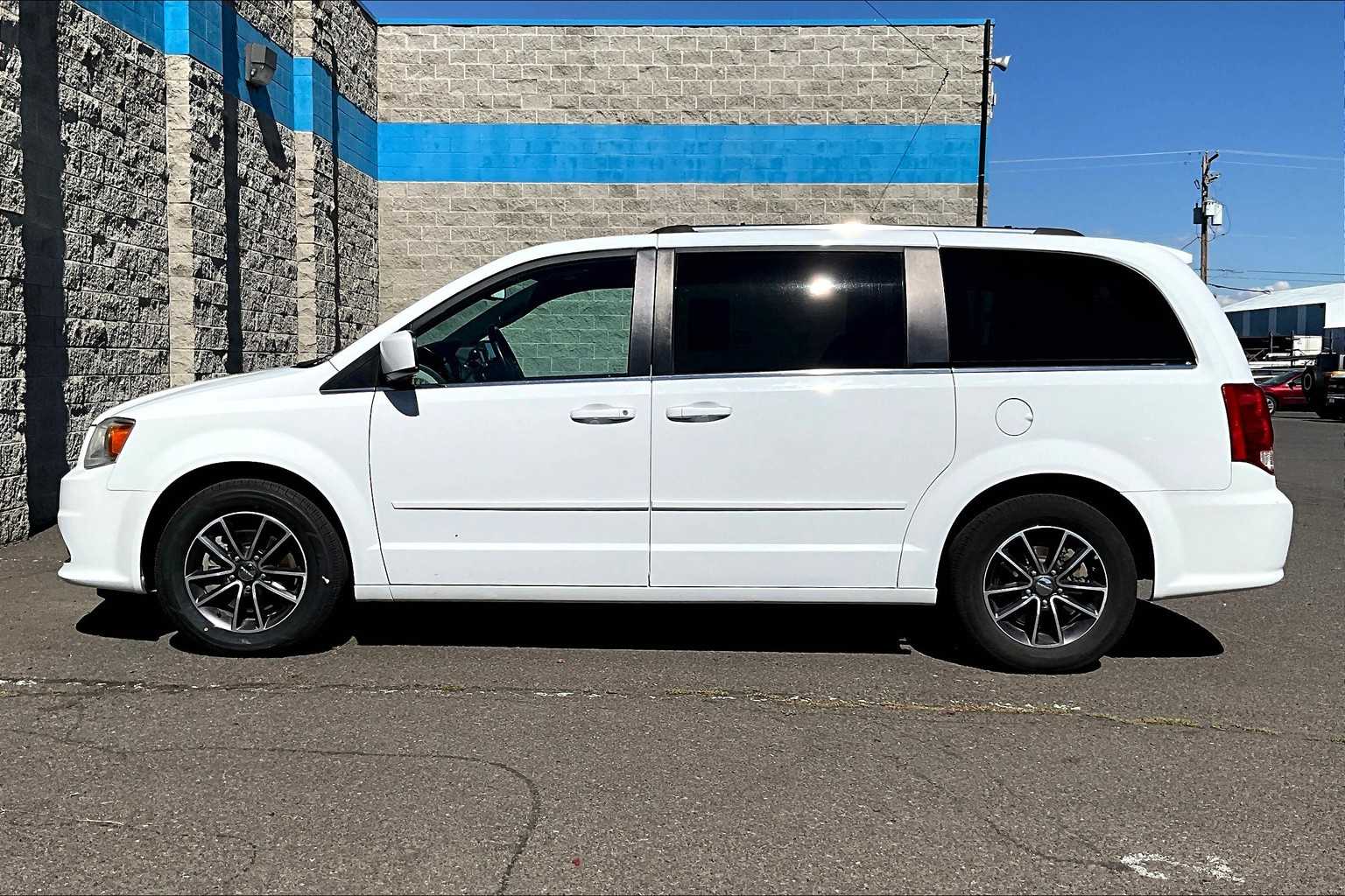 Thumbnail: 2017 Dodge Grand Caravan - 3