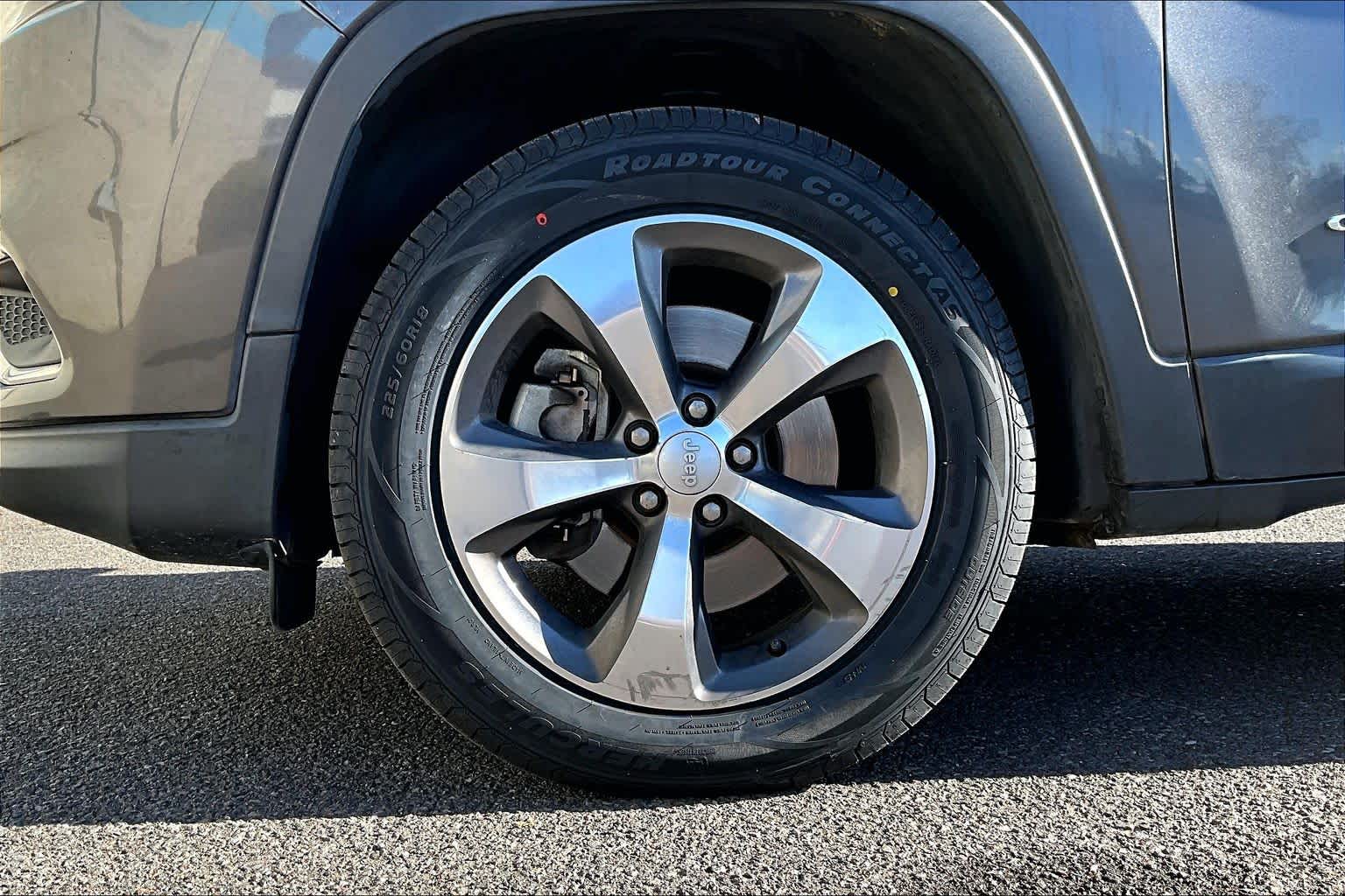 Thumbnail: 2019 Jeep Cherokee - 8