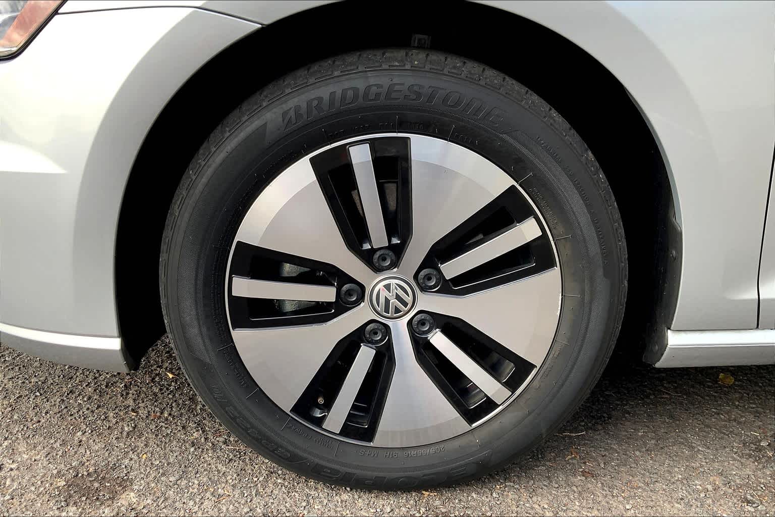 Thumbnail: 2016 Volkswagen e-Golf - 8