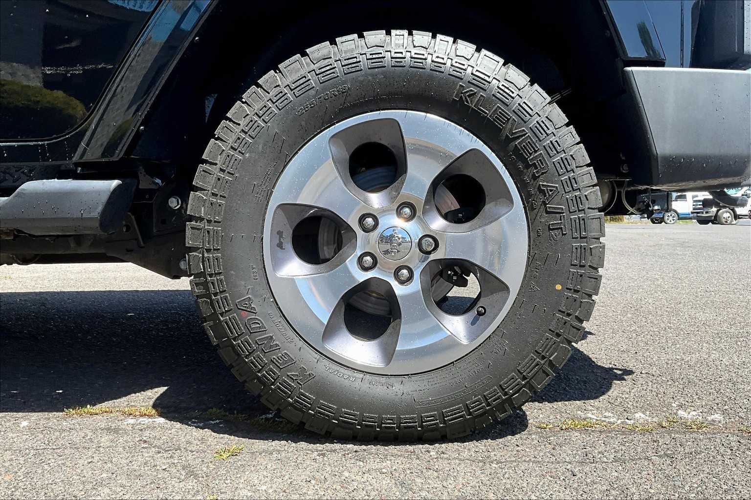 2016 Jeep Wrangler Unlimited Sahara 35