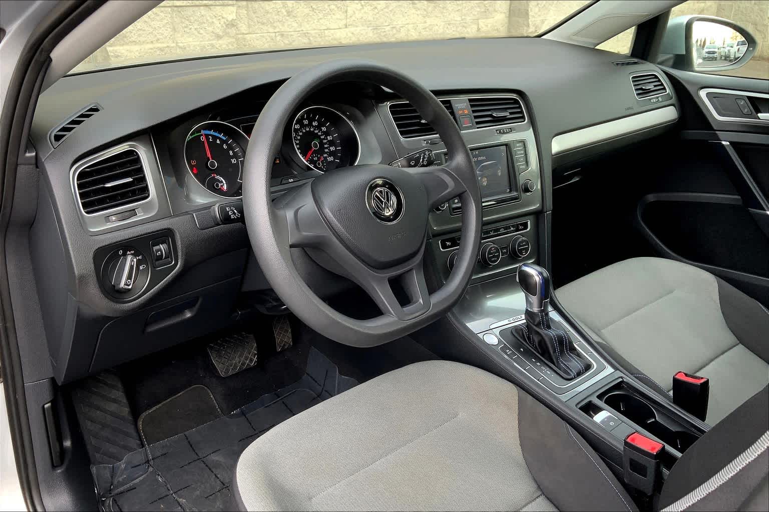 Thumbnail: 2016 Volkswagen e-Golf - 2