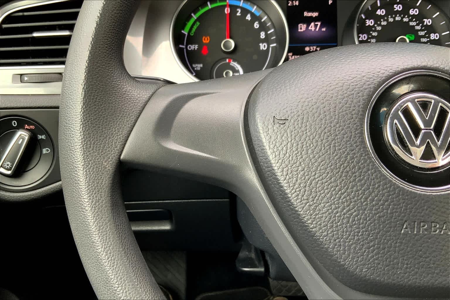 Thumbnail: 2016 Volkswagen e-Golf - 23