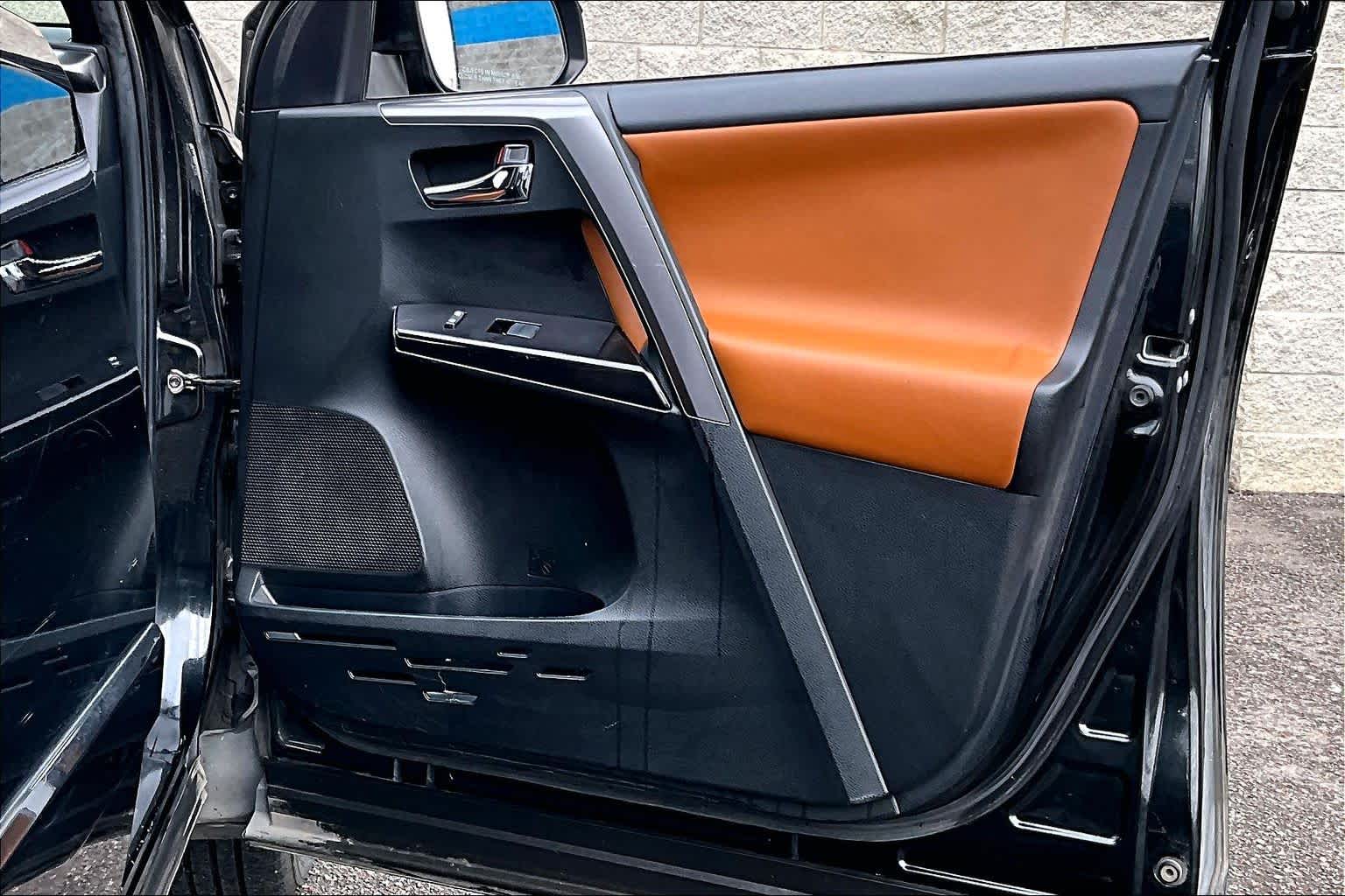 Thumbnail: 2017 Toyota RAV4 - 28