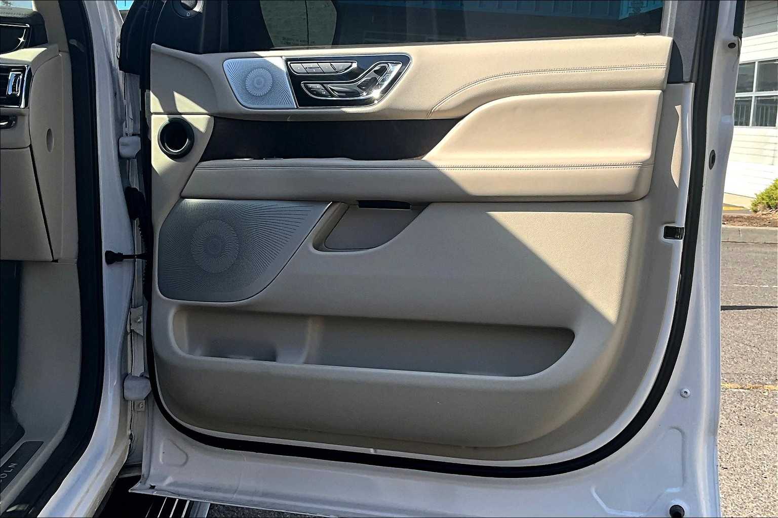 Thumbnail: 2019 Lincoln Navigator - 27