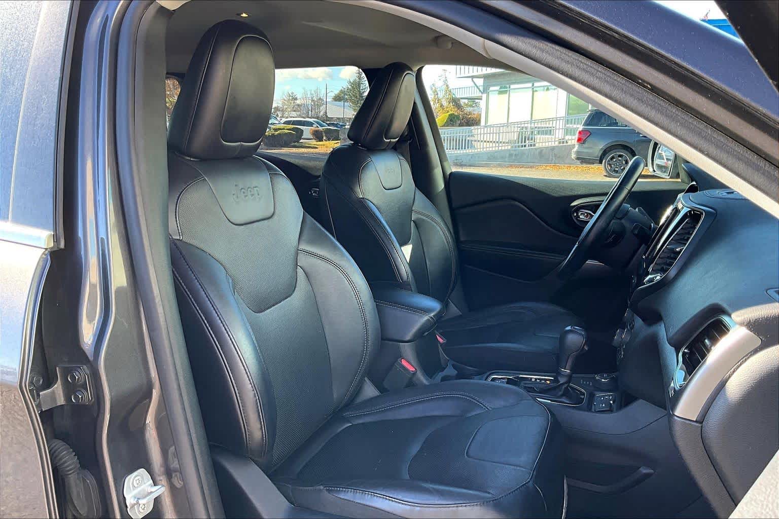 Thumbnail: 2019 Jeep Cherokee - 13