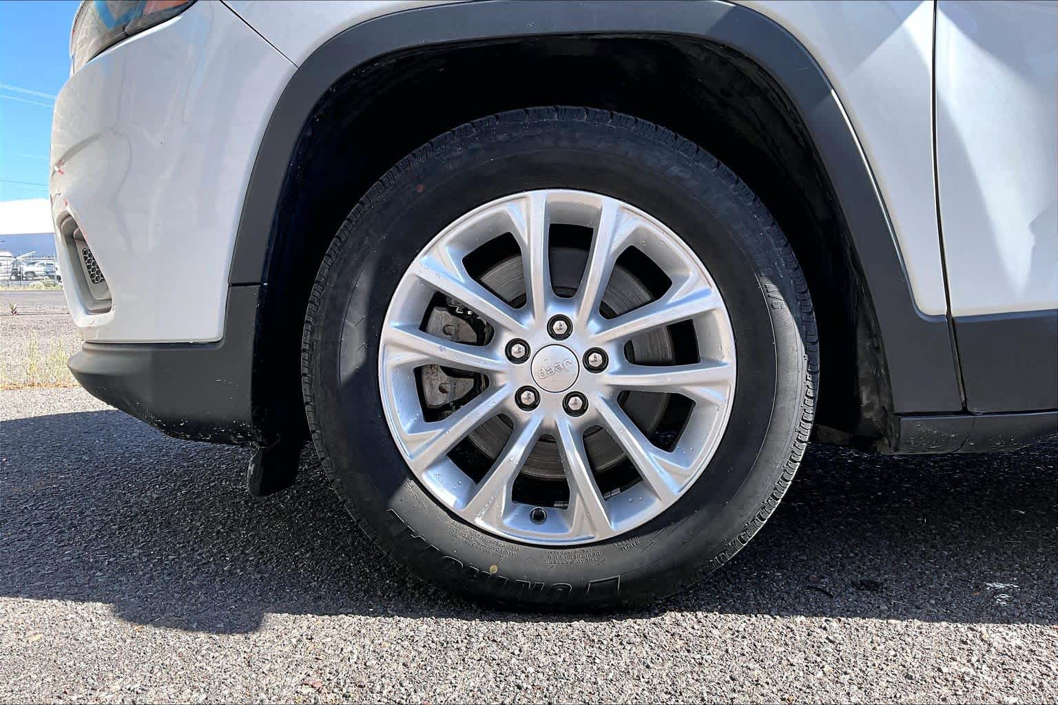 Thumbnail: 2019 Jeep Cherokee - 8