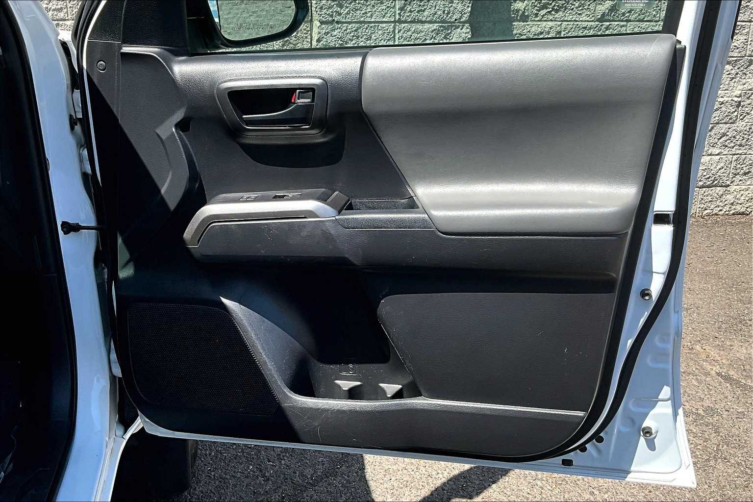 2022 Toyota Tacoma SR5 28