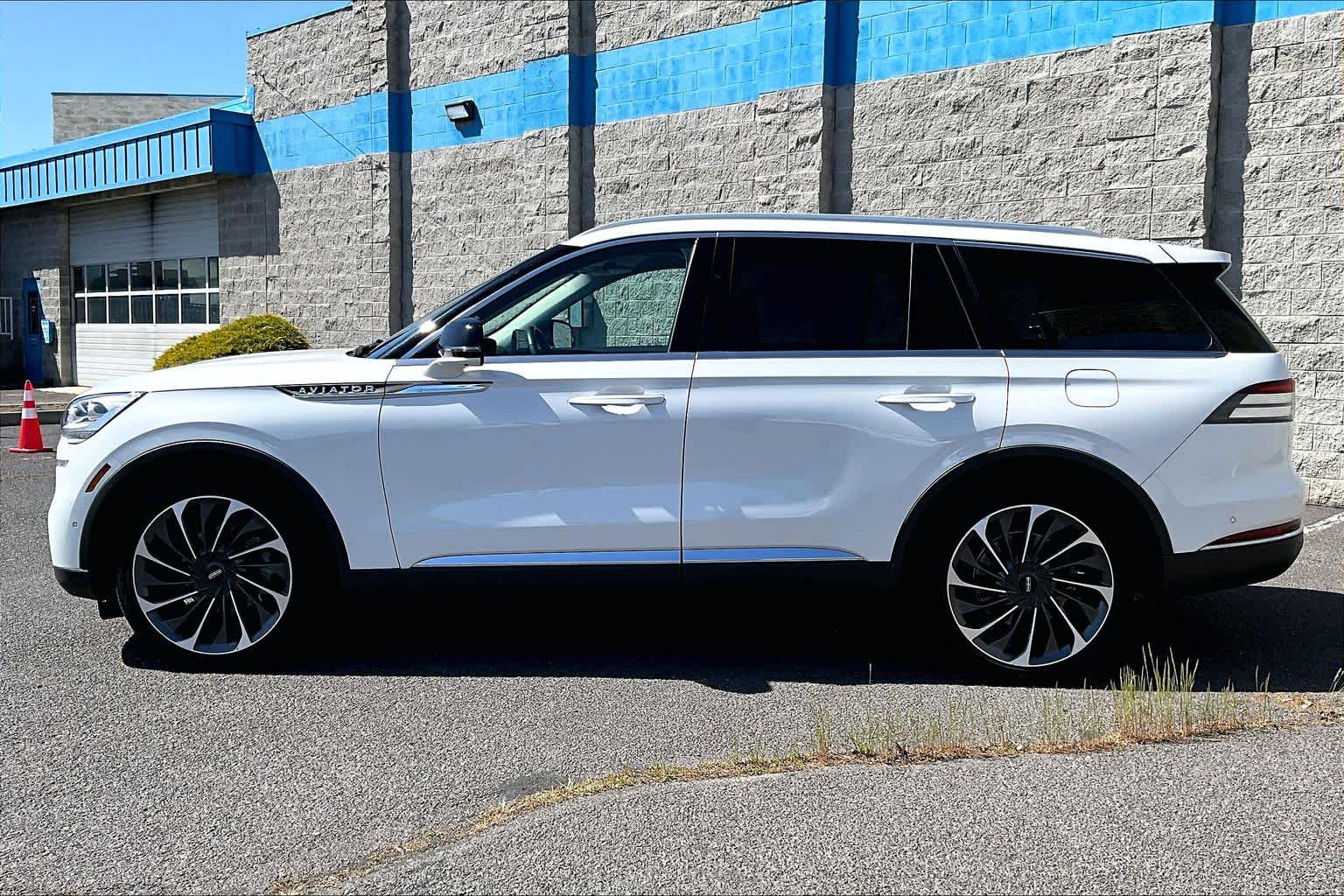 Thumbnail: 2020 Lincoln Aviator - 3