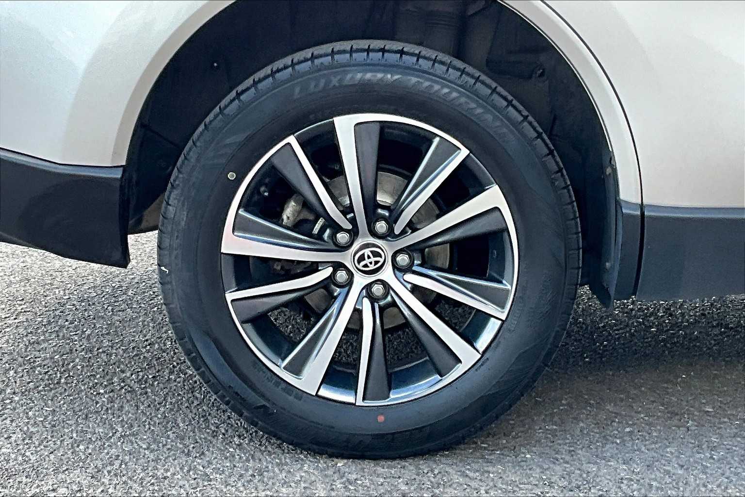 2022 Toyota Venza LE 36
