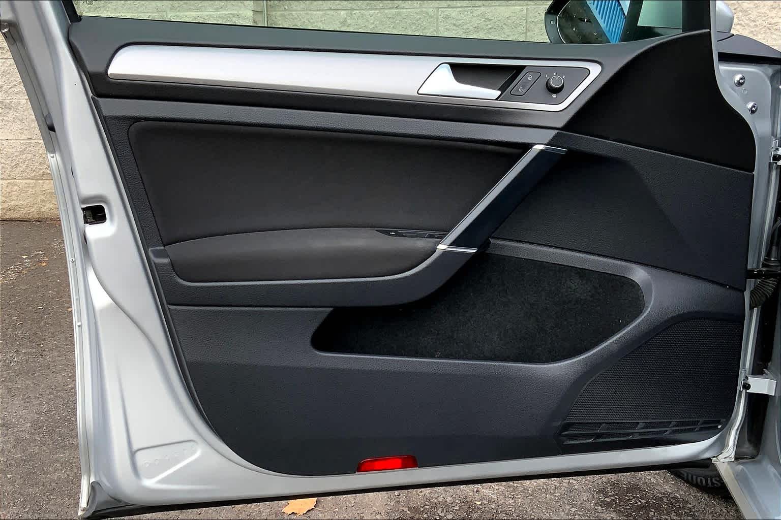 Thumbnail: 2016 Volkswagen e-Golf - 26