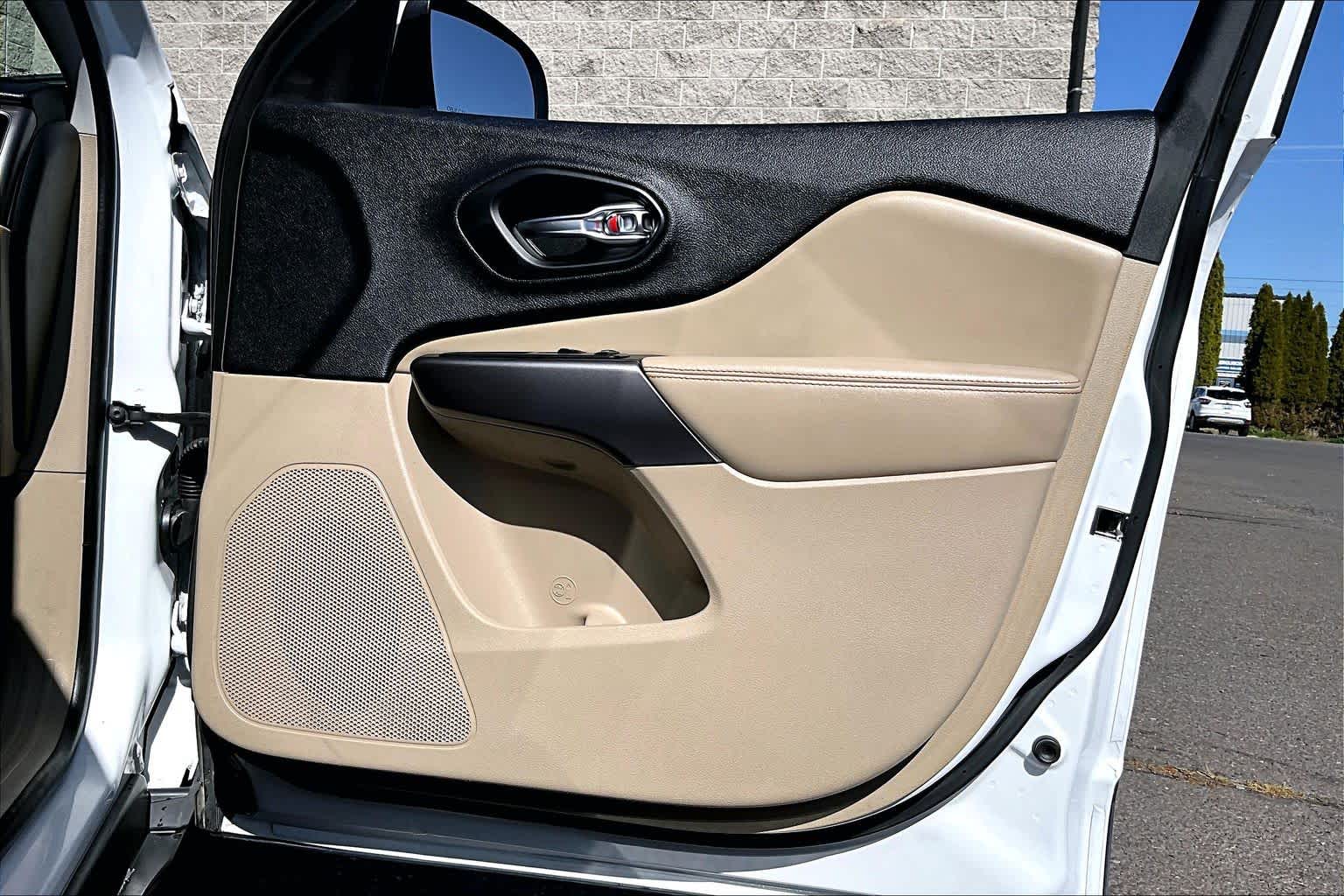 Thumbnail: 2019 Jeep Cherokee - 28