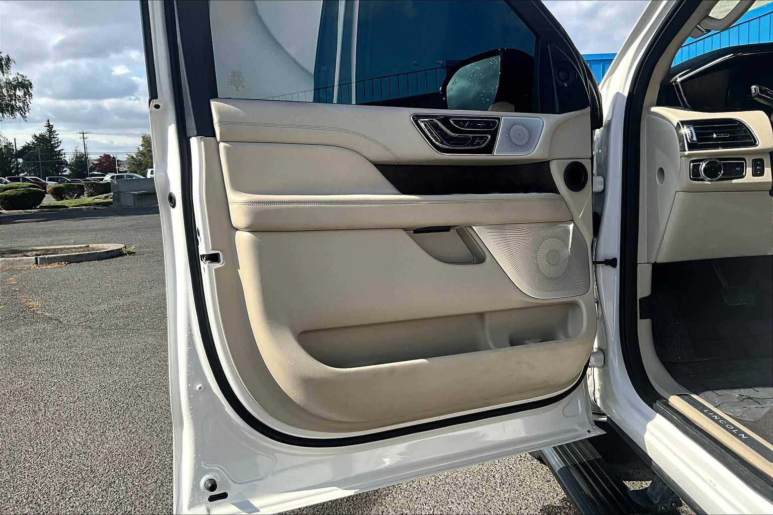 Thumbnail: 2019 Lincoln Navigator - 26