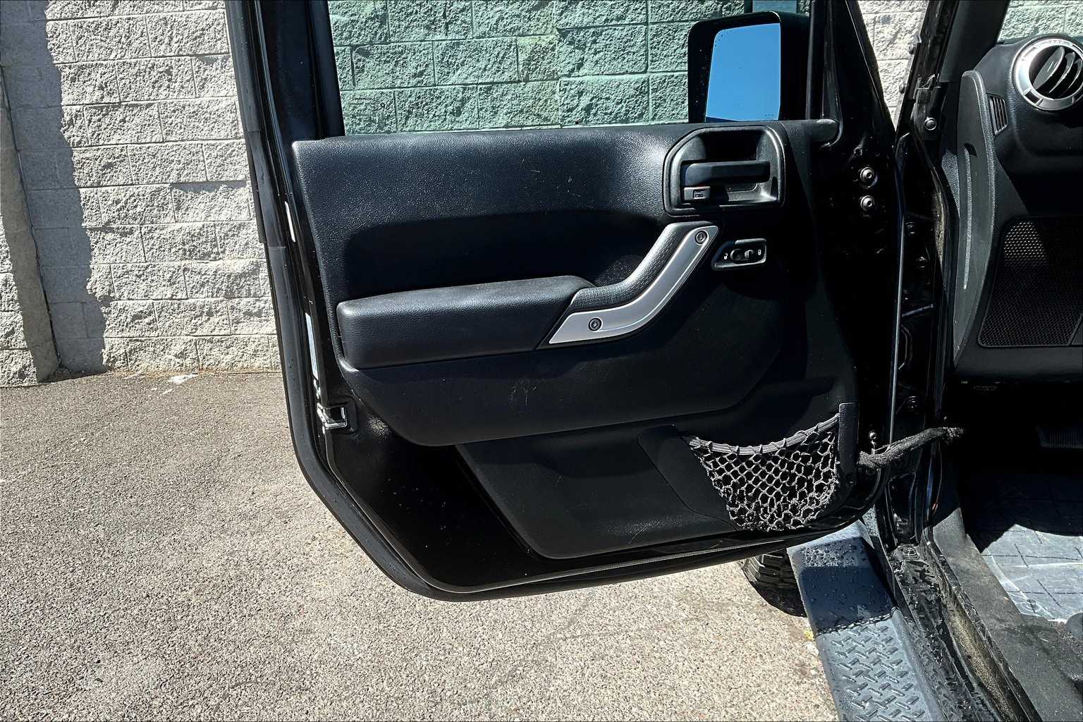 2016 Jeep Wrangler Unlimited Sahara 27