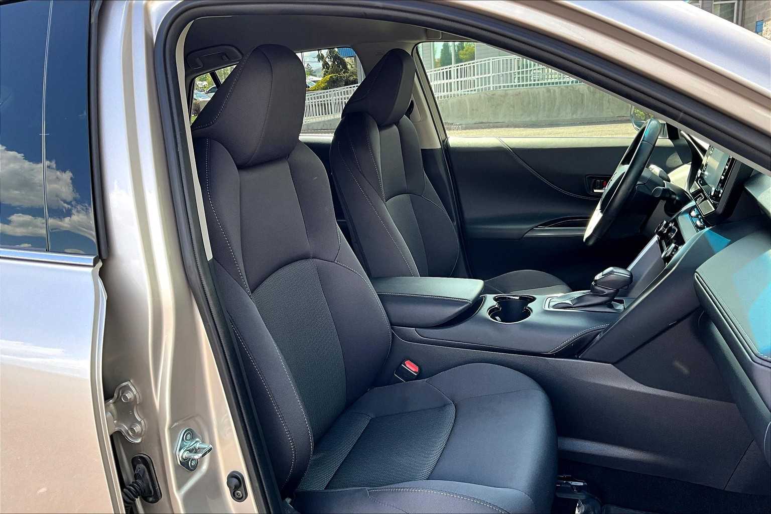2022 Toyota Venza LE 13