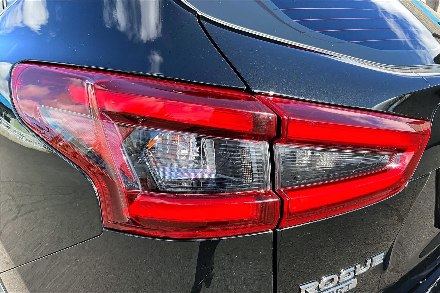 Thumbnail: 2021 Nissan Rogue Sport - 32