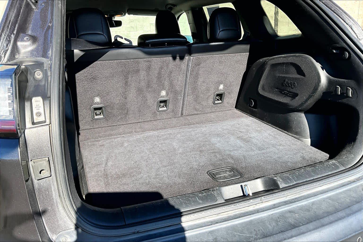 Thumbnail: 2019 Jeep Cherokee - 18